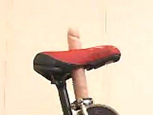 Super Horny Japanse Babe orgasme bereikt Riding een Sybian Bicycle