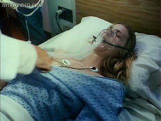 Superbe Babe Peaches Kathleen Kinmont Couché seins nus sur un lit d'hôpital