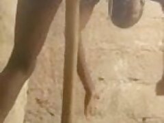 Mulher Africano masturba com um cabo de vassoura.