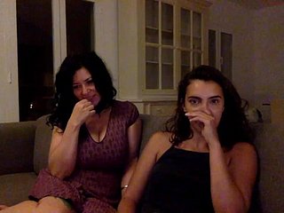 Hete latinas strip samen op webcam