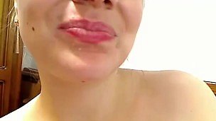 Horny femme au foyer permet à son mari de tirer sa charge dans sa bouche ouverte en direct sur webcam