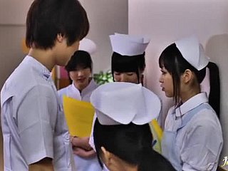 ممرضة يابانية ساخنة تحصل على المداعبة ومارس الجنس الساخن في الحمام