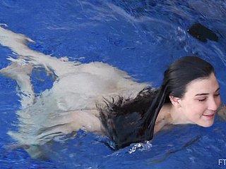 Unfriendliness adolescente bungler morena Bella se desnuda y nadan desnudas