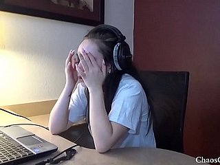 Der 18 -jährige Lenna Lux masturbiert in Kopfhörern