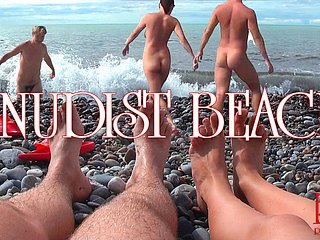 Plage nudiste - jeune shore up steady nu à la plage, shore up steady d'adolescents nu