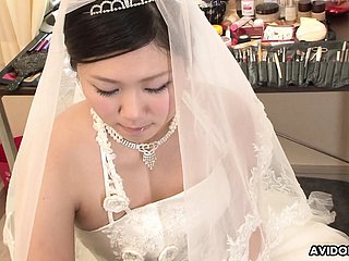Brunette Emi Koizumi baisée sur refrigerate poncho de mariée non censurée.