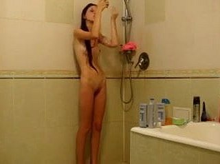 Ragazza magra sotto deject doccia