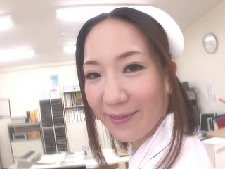 Mooie Japanse verpleegster wordt immutable geneukt door de dokter