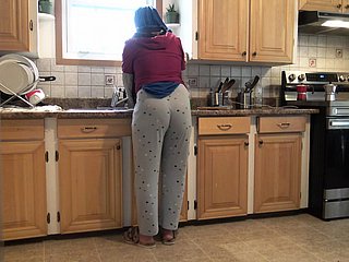 La moglie siriana lascia che il figliastro tedesco di 18 anni la scopa far cucina
