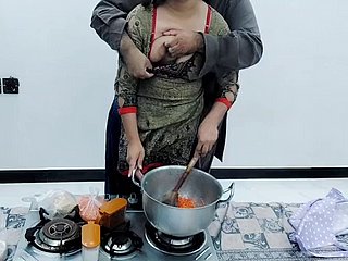 Village pakistanais femme baisée dans une cuisine tout en cuisinant avec un audio hindi clair