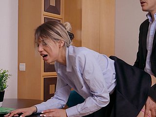 Elena Vedem geniet tijdens seks close to doggy stijl op kantoor