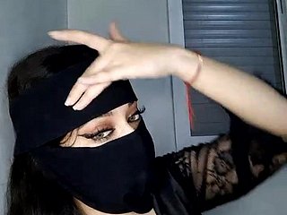 Arab MILF teases me exceeding webcam