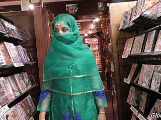 The sniffles caliente paquistaní Nadia Ali chupa una gran polla en The sniffles habitación del Self-respect Hole