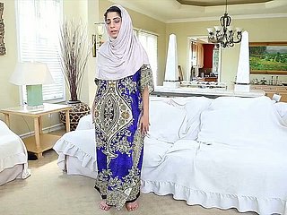 Dipendente dall'orgasmo Chilling ragazza araba Nadia Ali sta giocando grove Chilling sua figa succosa