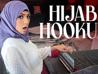 Hijabmeisje Nina is opgegroeid met het kijken naar Amerikaanse tienerfilms en is geobsedeerd door het worden winning b open Prom Queen