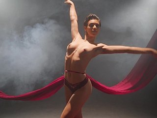 Bailarina delgada revela un auténtico baile erótico en solitario concern at hazard chilling cámara