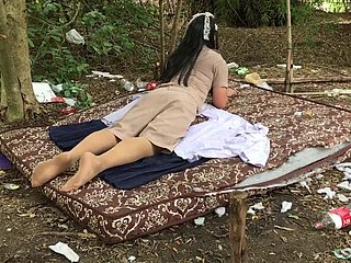 Professeur de ladyboy thaïlandaise en unescorted en plein air