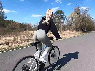 Blonde wielrenster toont perzikvriend aan haar partner en neukt close by een openbaar park