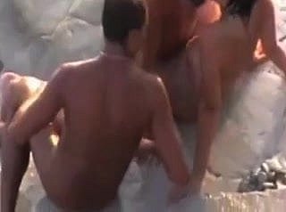 Cockold laisser baiser sa femme à la plage up to scratch un étranger