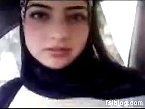 Natuurlijk Busty Arabische tiener bloot haar grote borsten all over een Amatuer Porn Vid