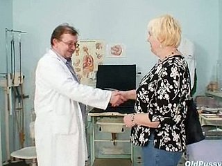 Obese ibu pirang ujian berbulu vagina dokter